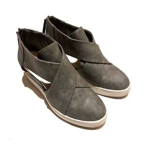 Journee Collection Seena Crossover Platform Wedge Shoes Women's 8